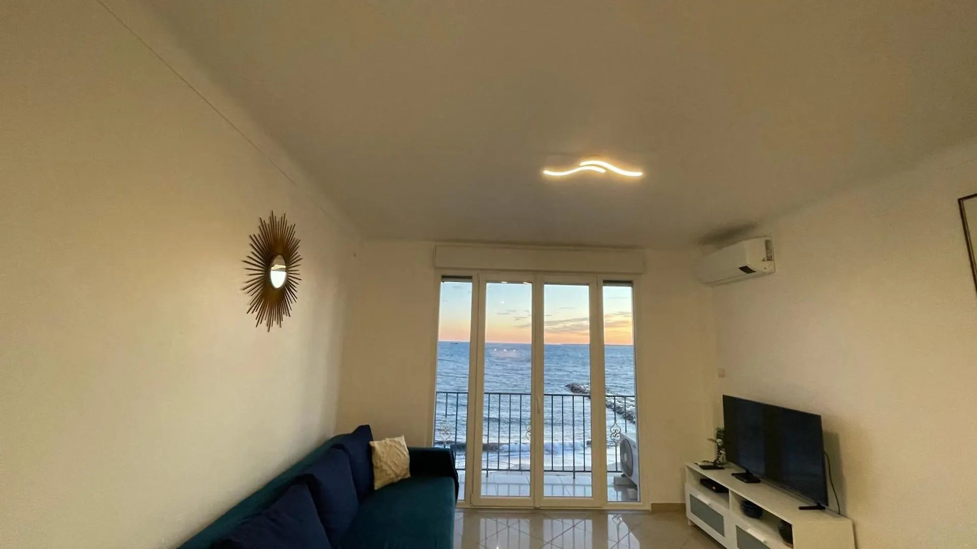 Maison Azur Riviera Stay Antibes 0*,  France